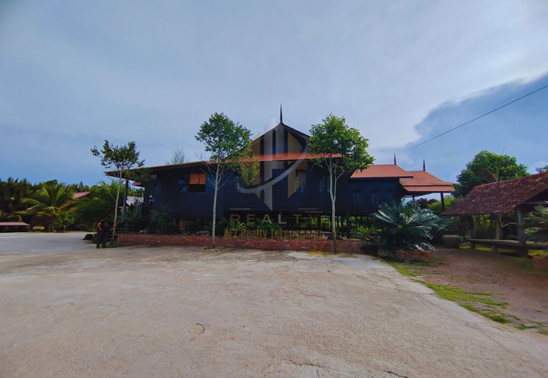 𝐑𝐮𝐦𝐚𝐡 𝐓𝐫𝐚𝐝𝐢𝐬𝐢𝐨𝐧𝐚𝐥 𝐌𝐞𝐥𝐚𝐲𝐮 𝐛𝐞𝐫𝐬𝐞𝐫𝐭𝐚 𝟕 𝐂𝐡𝐚𝐥𝐞𝐭 𝐝𝐢 𝐊𝐠. 𝐏𝐞𝐧𝐠𝐤𝐚𝐥𝐚𝐧 𝐒𝐞𝐭𝐚𝐫, 𝐊. 𝐓𝐞𝐫𝐞𝐧𝐠𝐠𝐚𝐧𝐮