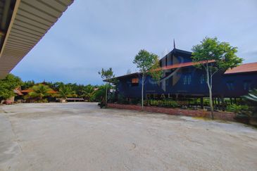 𝐑𝐮𝐦𝐚𝐡 𝐓𝐫𝐚𝐝𝐢𝐬𝐢𝐨𝐧𝐚𝐥 𝐌𝐞𝐥𝐚𝐲𝐮 𝐛𝐞𝐫𝐬𝐞𝐫𝐭𝐚 𝟕 𝐂𝐡𝐚𝐥𝐞𝐭 𝐝𝐢 𝐊𝐠. 𝐏𝐞𝐧𝐠𝐤𝐚𝐥𝐚𝐧 𝐒𝐞𝐭𝐚𝐫, 𝐊. 𝐓𝐞𝐫𝐞𝐧𝐠𝐠𝐚𝐧𝐮