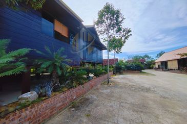 𝐑𝐮𝐦𝐚𝐡 𝐓𝐫𝐚𝐝𝐢𝐬𝐢𝐨𝐧𝐚𝐥 𝐌𝐞𝐥𝐚𝐲𝐮 𝐛𝐞𝐫𝐬𝐞𝐫𝐭𝐚 𝟕 𝐂𝐡𝐚𝐥𝐞𝐭 𝐝𝐢 𝐊𝐠. 𝐏𝐞𝐧𝐠𝐤𝐚𝐥𝐚𝐧 𝐒𝐞𝐭𝐚𝐫, 𝐊. 𝐓𝐞𝐫𝐞𝐧𝐠𝐠𝐚𝐧𝐮