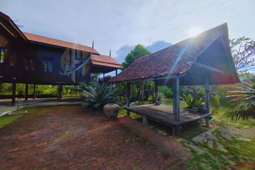 𝐑𝐮𝐦𝐚𝐡 𝐓𝐫𝐚𝐝𝐢𝐬𝐢𝐨𝐧𝐚𝐥 𝐌𝐞𝐥𝐚𝐲𝐮 𝐛𝐞𝐫𝐬𝐞𝐫𝐭𝐚 𝟕 𝐂𝐡𝐚𝐥𝐞𝐭 𝐝𝐢 𝐊𝐠. 𝐏𝐞𝐧𝐠𝐤𝐚𝐥𝐚𝐧 𝐒𝐞𝐭𝐚𝐫, 𝐊. 𝐓𝐞𝐫𝐞𝐧𝐠𝐠𝐚𝐧𝐮