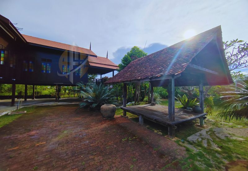 𝐑𝐮𝐦𝐚𝐡 𝐓𝐫𝐚𝐝𝐢𝐬𝐢𝐨𝐧𝐚𝐥 𝐌𝐞𝐥𝐚𝐲𝐮 𝐛𝐞𝐫𝐬𝐞𝐫𝐭𝐚 𝟕 𝐂𝐡𝐚𝐥𝐞𝐭 𝐝𝐢 𝐊𝐠. 𝐏𝐞𝐧𝐠𝐤𝐚𝐥𝐚𝐧 𝐒𝐞𝐭𝐚𝐫, 𝐊. 𝐓𝐞𝐫𝐞𝐧𝐠𝐠𝐚𝐧𝐮