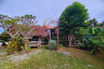 𝐑𝐮𝐦𝐚𝐡 𝐓𝐫𝐚𝐝𝐢𝐬𝐢𝐨𝐧𝐚𝐥 𝐌𝐞𝐥𝐚𝐲𝐮 𝐛𝐞𝐫𝐬𝐞𝐫𝐭𝐚 𝟕 𝐂𝐡𝐚𝐥𝐞𝐭 𝐝𝐢 𝐊𝐠. 𝐏𝐞𝐧𝐠𝐤𝐚𝐥𝐚𝐧 𝐒𝐞𝐭𝐚𝐫, 𝐊. 𝐓𝐞𝐫𝐞𝐧𝐠𝐠𝐚𝐧𝐮