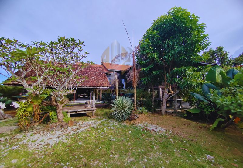 𝐑𝐮𝐦𝐚𝐡 𝐓𝐫𝐚𝐝𝐢𝐬𝐢𝐨𝐧𝐚𝐥 𝐌𝐞𝐥𝐚𝐲𝐮 𝐛𝐞𝐫𝐬𝐞𝐫𝐭𝐚 𝟕 𝐂𝐡𝐚𝐥𝐞𝐭 𝐝𝐢 𝐊𝐠. 𝐏𝐞𝐧𝐠𝐤𝐚𝐥𝐚𝐧 𝐒𝐞𝐭𝐚𝐫, 𝐊. 𝐓𝐞𝐫𝐞𝐧𝐠𝐠𝐚𝐧𝐮