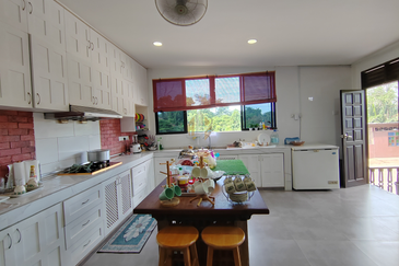 𝐑𝐮𝐦𝐚𝐡 𝐓𝐫𝐚𝐝𝐢𝐬𝐢𝐨𝐧𝐚𝐥 𝐌𝐞𝐥𝐚𝐲𝐮 𝐛𝐞𝐫𝐬𝐞𝐫𝐭𝐚 𝟕 𝐂𝐡𝐚𝐥𝐞𝐭 𝐝𝐢 𝐊𝐠. 𝐏𝐞𝐧𝐠𝐤𝐚𝐥𝐚𝐧 𝐒𝐞𝐭𝐚𝐫, 𝐊. 𝐓𝐞𝐫𝐞𝐧𝐠𝐠𝐚𝐧𝐮