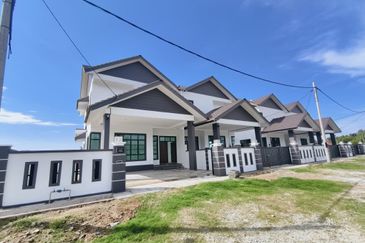 𝐑𝐮𝐦𝐚𝐡 𝐒𝐞𝐦𝐢-𝐃 𝐃𝐮𝐚 𝐓𝐢𝐧𝐠𝐤𝐚𝐭 𝐛𝐞𝐫𝐝𝐞𝐤𝐚𝐭𝐚𝐧 𝐁𝐚𝐧𝐝𝐚𝐫 𝐊𝐮𝐚𝐥𝐚 𝐍𝐞𝐫𝐮𝐬, 𝐓𝐞𝐫𝐞𝐧𝐠𝐠𝐚𝐧𝐮