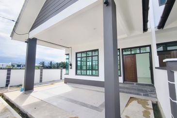 𝐑𝐮𝐦𝐚𝐡 𝐒𝐞𝐦𝐢-𝐃 𝐃𝐮𝐚 𝐓𝐢𝐧𝐠𝐤𝐚𝐭 𝐛𝐞𝐫𝐝𝐞𝐤𝐚𝐭𝐚𝐧 𝐁𝐚𝐧𝐝𝐚𝐫 𝐊𝐮𝐚𝐥𝐚 𝐍𝐞𝐫𝐮𝐬, 𝐓𝐞𝐫𝐞𝐧𝐠𝐠𝐚𝐧𝐮