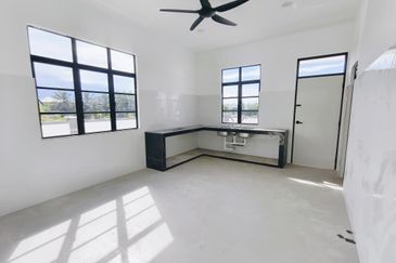 𝐑𝐮𝐦𝐚𝐡 𝐒𝐞𝐦𝐢-𝐃 𝐃𝐮𝐚 𝐓𝐢𝐧𝐠𝐤𝐚𝐭 𝐛𝐞𝐫𝐝𝐞𝐤𝐚𝐭𝐚𝐧 𝐁𝐚𝐧𝐝𝐚𝐫 𝐊𝐮𝐚𝐥𝐚 𝐍𝐞𝐫𝐮𝐬, 𝐓𝐞𝐫𝐞𝐧𝐠𝐠𝐚𝐧𝐮