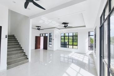 𝐑𝐮𝐦𝐚𝐡 𝐒𝐞𝐦𝐢-𝐃 𝐃𝐮𝐚 𝐓𝐢𝐧𝐠𝐤𝐚𝐭 𝐛𝐞𝐫𝐝𝐞𝐤𝐚𝐭𝐚𝐧 𝐁𝐚𝐧𝐝𝐚𝐫 𝐊𝐮𝐚𝐥𝐚 𝐍𝐞𝐫𝐮𝐬, 𝐓𝐞𝐫𝐞𝐧𝐠𝐠𝐚𝐧𝐮