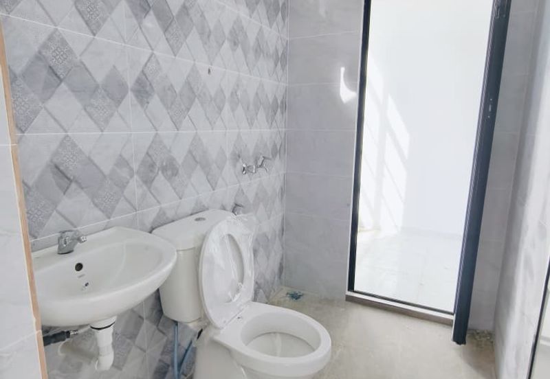 𝐑𝐮𝐦𝐚𝐡 𝐒𝐞𝐦𝐢-𝐃 𝐃𝐮𝐚 𝐓𝐢𝐧𝐠𝐤𝐚𝐭 𝐛𝐞𝐫𝐝𝐞𝐤𝐚𝐭𝐚𝐧 𝐁𝐚𝐧𝐝𝐚𝐫 𝐊𝐮𝐚𝐥𝐚 𝐍𝐞𝐫𝐮𝐬, 𝐓𝐞𝐫𝐞𝐧𝐠𝐠𝐚𝐧𝐮