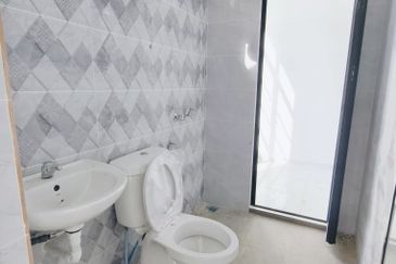 𝐑𝐮𝐦𝐚𝐡 𝐒𝐞𝐦𝐢-𝐃 𝐃𝐮𝐚 𝐓𝐢𝐧𝐠𝐤𝐚𝐭 𝐛𝐞𝐫𝐝𝐞𝐤𝐚𝐭𝐚𝐧 𝐁𝐚𝐧𝐝𝐚𝐫 𝐊𝐮𝐚𝐥𝐚 𝐍𝐞𝐫𝐮𝐬, 𝐓𝐞𝐫𝐞𝐧𝐠𝐠𝐚𝐧𝐮