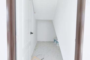 𝐑𝐮𝐦𝐚𝐡 𝐒𝐞𝐦𝐢-𝐃 𝐃𝐮𝐚 𝐓𝐢𝐧𝐠𝐤𝐚𝐭 𝐛𝐞𝐫𝐝𝐞𝐤𝐚𝐭𝐚𝐧 𝐁𝐚𝐧𝐝𝐚𝐫 𝐊𝐮𝐚𝐥𝐚 𝐍𝐞𝐫𝐮𝐬, 𝐓𝐞𝐫𝐞𝐧𝐠𝐠𝐚𝐧𝐮