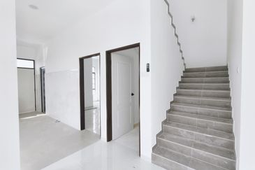 𝐑𝐮𝐦𝐚𝐡 𝐒𝐞𝐦𝐢-𝐃 𝐃𝐮𝐚 𝐓𝐢𝐧𝐠𝐤𝐚𝐭 𝐛𝐞𝐫𝐝𝐞𝐤𝐚𝐭𝐚𝐧 𝐁𝐚𝐧𝐝𝐚𝐫 𝐊𝐮𝐚𝐥𝐚 𝐍𝐞𝐫𝐮𝐬, 𝐓𝐞𝐫𝐞𝐧𝐠𝐠𝐚𝐧𝐮