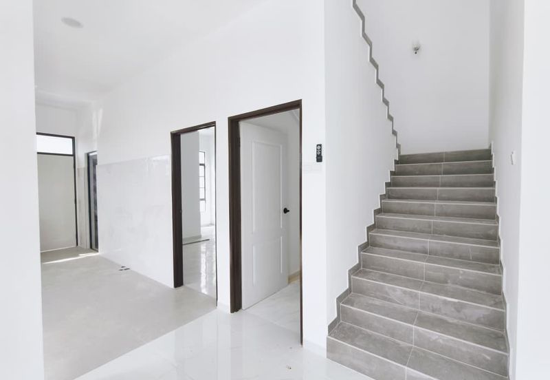 𝐑𝐮𝐦𝐚𝐡 𝐒𝐞𝐦𝐢-𝐃 𝐃𝐮𝐚 𝐓𝐢𝐧𝐠𝐤𝐚𝐭 𝐛𝐞𝐫𝐝𝐞𝐤𝐚𝐭𝐚𝐧 𝐁𝐚𝐧𝐝𝐚𝐫 𝐊𝐮𝐚𝐥𝐚 𝐍𝐞𝐫𝐮𝐬, 𝐓𝐞𝐫𝐞𝐧𝐠𝐠𝐚𝐧𝐮