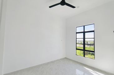 𝐑𝐮𝐦𝐚𝐡 𝐒𝐞𝐦𝐢-𝐃 𝐃𝐮𝐚 𝐓𝐢𝐧𝐠𝐤𝐚𝐭 𝐛𝐞𝐫𝐝𝐞𝐤𝐚𝐭𝐚𝐧 𝐁𝐚𝐧𝐝𝐚𝐫 𝐊𝐮𝐚𝐥𝐚 𝐍𝐞𝐫𝐮𝐬, 𝐓𝐞𝐫𝐞𝐧𝐠𝐠𝐚𝐧𝐮