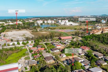 𝐓𝐀𝐍𝐀𝐇 𝐋𝐎𝐓 𝐁𝐀𝐍𝐆𝐋𝐎 𝐃𝐈 𝐆𝐎𝐍𝐆 𝐏𝐀𝐊 𝐉𝐈𝐍, 𝐊𝐔𝐀𝐋𝐀 𝐍𝐄𝐑𝐔𝐒, 𝐓𝐄𝐑𝐄𝐍𝐆𝐆𝐀𝐍𝐔 (𝑇𝑒𝑝𝑖 𝑈𝑁𝐼𝑆𝑍𝐴)