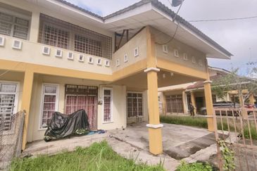 𝐑𝐔𝐌𝐀𝐇 𝐒𝐄𝐌𝐈-𝐃 𝐃𝐔𝐀 𝐓𝐈𝐍𝐆𝐊𝐀𝐓 𝐃𝐈 𝐓𝐀𝐌𝐀𝐍 𝐁𝐀𝐈𝐃𝐔𝐑𝐈, 𝐊𝐔𝐀𝐋𝐀 𝐁𝐄𝐑𝐀𝐍𝐆