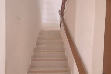 𝐑𝐔𝐌𝐀𝐇 𝐒𝐄𝐌𝐈-𝐃 𝐃𝐔𝐀 𝐓𝐈𝐍𝐆𝐊𝐀𝐓 𝐃𝐈 𝐓𝐀𝐌𝐀𝐍 𝐁𝐀𝐈𝐃𝐔𝐑𝐈, 𝐊𝐔𝐀𝐋𝐀 𝐁𝐄𝐑𝐀𝐍𝐆