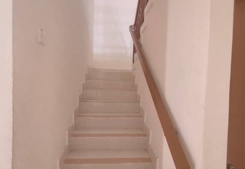 𝐑𝐔𝐌𝐀𝐇 𝐒𝐄𝐌𝐈-𝐃 𝐃𝐔𝐀 𝐓𝐈𝐍𝐆𝐊𝐀𝐓 𝐃𝐈 𝐓𝐀𝐌𝐀𝐍 𝐁𝐀𝐈𝐃𝐔𝐑𝐈, 𝐊𝐔𝐀𝐋𝐀 𝐁𝐄𝐑𝐀𝐍𝐆