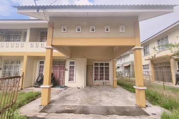 𝐑𝐔𝐌𝐀𝐇 𝐒𝐄𝐌𝐈-𝐃 𝐃𝐔𝐀 𝐓𝐈𝐍𝐆𝐊𝐀𝐓 𝐃𝐈 𝐓𝐀𝐌𝐀𝐍 𝐁𝐀𝐈𝐃𝐔𝐑𝐈, 𝐊𝐔𝐀𝐋𝐀 𝐁𝐄𝐑𝐀𝐍𝐆