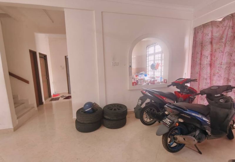 𝐑𝐔𝐌𝐀𝐇 𝐒𝐄𝐌𝐈-𝐃 𝐃𝐔𝐀 𝐓𝐈𝐍𝐆𝐊𝐀𝐓 𝐃𝐈 𝐓𝐀𝐌𝐀𝐍 𝐁𝐀𝐈𝐃𝐔𝐑𝐈, 𝐊𝐔𝐀𝐋𝐀 𝐁𝐄𝐑𝐀𝐍𝐆