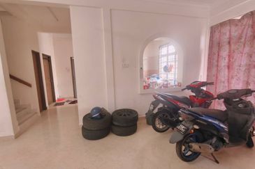 𝐑𝐔𝐌𝐀𝐇 𝐒𝐄𝐌𝐈-𝐃 𝐃𝐔𝐀 𝐓𝐈𝐍𝐆𝐊𝐀𝐓 𝐃𝐈 𝐓𝐀𝐌𝐀𝐍 𝐁𝐀𝐈𝐃𝐔𝐑𝐈, 𝐊𝐔𝐀𝐋𝐀 𝐁𝐄𝐑𝐀𝐍𝐆