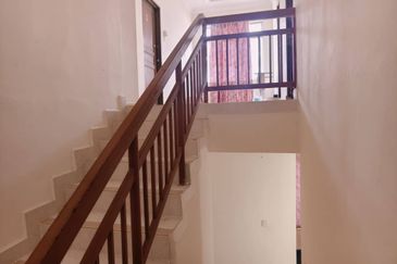 𝐑𝐔𝐌𝐀𝐇 𝐒𝐄𝐌𝐈-𝐃 𝐃𝐔𝐀 𝐓𝐈𝐍𝐆𝐊𝐀𝐓 𝐃𝐈 𝐓𝐀𝐌𝐀𝐍 𝐁𝐀𝐈𝐃𝐔𝐑𝐈, 𝐊𝐔𝐀𝐋𝐀 𝐁𝐄𝐑𝐀𝐍𝐆