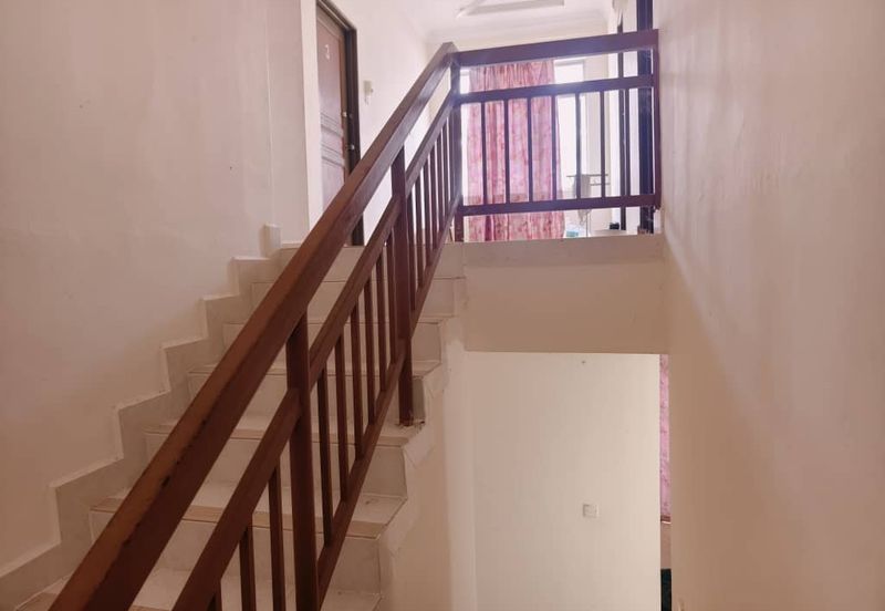 𝐑𝐔𝐌𝐀𝐇 𝐒𝐄𝐌𝐈-𝐃 𝐃𝐔𝐀 𝐓𝐈𝐍𝐆𝐊𝐀𝐓 𝐃𝐈 𝐓𝐀𝐌𝐀𝐍 𝐁𝐀𝐈𝐃𝐔𝐑𝐈, 𝐊𝐔𝐀𝐋𝐀 𝐁𝐄𝐑𝐀𝐍𝐆