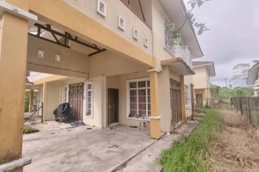 𝐑𝐔𝐌𝐀𝐇 𝐒𝐄𝐌𝐈-𝐃 𝐃𝐔𝐀 𝐓𝐈𝐍𝐆𝐊𝐀𝐓 𝐃𝐈 𝐓𝐀𝐌𝐀𝐍 𝐁𝐀𝐈𝐃𝐔𝐑𝐈, 𝐊𝐔𝐀𝐋𝐀 𝐁𝐄𝐑𝐀𝐍𝐆