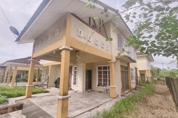 𝐑𝐔𝐌𝐀𝐇 𝐒𝐄𝐌𝐈-𝐃 𝐃𝐔𝐀 𝐓𝐈𝐍𝐆𝐊𝐀𝐓 𝐃𝐈 𝐓𝐀𝐌𝐀𝐍 𝐁𝐀𝐈𝐃𝐔𝐑𝐈, 𝐊𝐔𝐀𝐋𝐀 𝐁𝐄𝐑𝐀𝐍𝐆