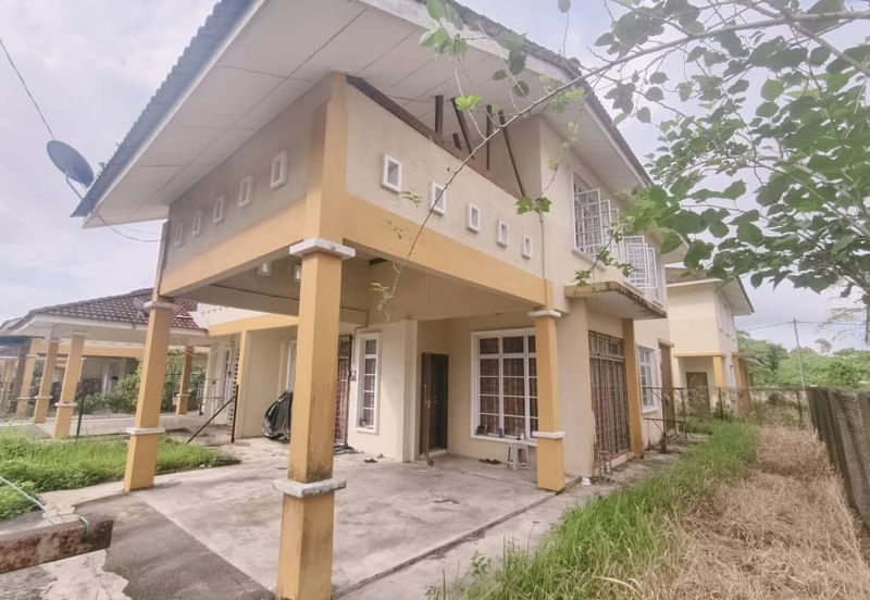 𝐑𝐔𝐌𝐀𝐇 𝐒𝐄𝐌𝐈-𝐃 𝐃𝐔𝐀 𝐓𝐈𝐍𝐆𝐊𝐀𝐓 𝐃𝐈 𝐓𝐀𝐌𝐀𝐍 𝐁𝐀𝐈𝐃𝐔𝐑𝐈, 𝐊𝐔𝐀𝐋𝐀 𝐁𝐄𝐑𝐀𝐍𝐆