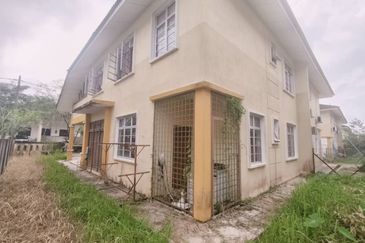 𝐑𝐔𝐌𝐀𝐇 𝐒𝐄𝐌𝐈-𝐃 𝐃𝐔𝐀 𝐓𝐈𝐍𝐆𝐊𝐀𝐓 𝐃𝐈 𝐓𝐀𝐌𝐀𝐍 𝐁𝐀𝐈𝐃𝐔𝐑𝐈, 𝐊𝐔𝐀𝐋𝐀 𝐁𝐄𝐑𝐀𝐍𝐆