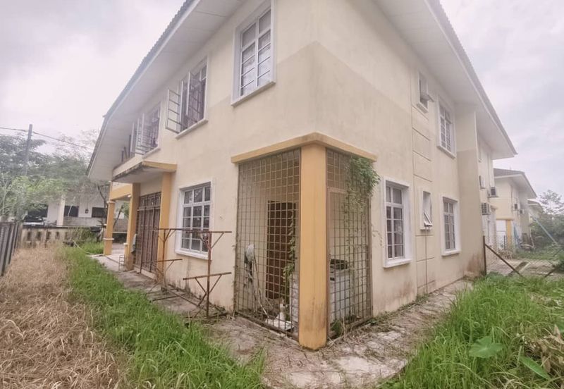 𝐑𝐔𝐌𝐀𝐇 𝐒𝐄𝐌𝐈-𝐃 𝐃𝐔𝐀 𝐓𝐈𝐍𝐆𝐊𝐀𝐓 𝐃𝐈 𝐓𝐀𝐌𝐀𝐍 𝐁𝐀𝐈𝐃𝐔𝐑𝐈, 𝐊𝐔𝐀𝐋𝐀 𝐁𝐄𝐑𝐀𝐍𝐆