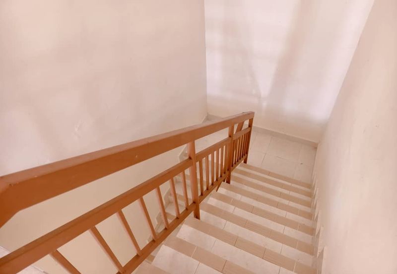 𝐑𝐔𝐌𝐀𝐇 𝐒𝐄𝐌𝐈-𝐃 𝐃𝐔𝐀 𝐓𝐈𝐍𝐆𝐊𝐀𝐓 𝐃𝐈 𝐓𝐀𝐌𝐀𝐍 𝐁𝐀𝐈𝐃𝐔𝐑𝐈, 𝐊𝐔𝐀𝐋𝐀 𝐁𝐄𝐑𝐀𝐍𝐆