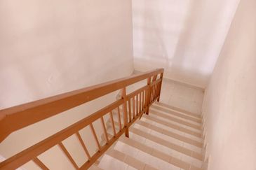 𝐑𝐔𝐌𝐀𝐇 𝐒𝐄𝐌𝐈-𝐃 𝐃𝐔𝐀 𝐓𝐈𝐍𝐆𝐊𝐀𝐓 𝐃𝐈 𝐓𝐀𝐌𝐀𝐍 𝐁𝐀𝐈𝐃𝐔𝐑𝐈, 𝐊𝐔𝐀𝐋𝐀 𝐁𝐄𝐑𝐀𝐍𝐆