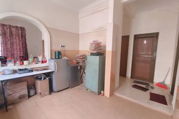 𝐑𝐔𝐌𝐀𝐇 𝐒𝐄𝐌𝐈-𝐃 𝐃𝐔𝐀 𝐓𝐈𝐍𝐆𝐊𝐀𝐓 𝐃𝐈 𝐓𝐀𝐌𝐀𝐍 𝐁𝐀𝐈𝐃𝐔𝐑𝐈, 𝐊𝐔𝐀𝐋𝐀 𝐁𝐄𝐑𝐀𝐍𝐆