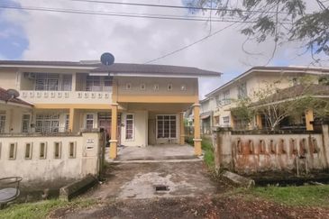 𝐑𝐔𝐌𝐀𝐇 𝐒𝐄𝐌𝐈-𝐃 𝐃𝐔𝐀 𝐓𝐈𝐍𝐆𝐊𝐀𝐓 𝐃𝐈 𝐓𝐀𝐌𝐀𝐍 𝐁𝐀𝐈𝐃𝐔𝐑𝐈, 𝐊𝐔𝐀𝐋𝐀 𝐁𝐄𝐑𝐀𝐍𝐆