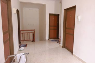 𝐑𝐔𝐌𝐀𝐇 𝐒𝐄𝐌𝐈-𝐃 𝐃𝐔𝐀 𝐓𝐈𝐍𝐆𝐊𝐀𝐓 𝐃𝐈 𝐓𝐀𝐌𝐀𝐍 𝐁𝐀𝐈𝐃𝐔𝐑𝐈, 𝐊𝐔𝐀𝐋𝐀 𝐁𝐄𝐑𝐀𝐍𝐆