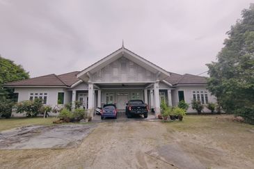 𝐑𝐮𝐦𝐚𝐡 𝐛𝐚𝐧𝐠𝐥𝐨 𝐬𝐚𝐭𝐮 𝐭𝐢𝐧𝐠𝐤𝐚𝐭 𝐝𝐢 𝐊𝐠 𝐏𝐚𝐝𝐚𝐧𝐠 𝐌𝐢𝐝𝐢𝐧, 𝐊𝐮𝐚𝐥𝐚 𝐓𝐞𝐫𝐞𝐧𝐠𝐠𝐚𝐧𝐮