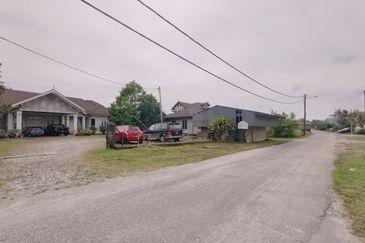 𝐑𝐮𝐦𝐚𝐡 𝐛𝐚𝐧𝐠𝐥𝐨 𝐬𝐚𝐭𝐮 𝐭𝐢𝐧𝐠𝐤𝐚𝐭 𝐝𝐢 𝐊𝐠 𝐏𝐚𝐝𝐚𝐧𝐠 𝐌𝐢𝐝𝐢𝐧, 𝐊𝐮𝐚𝐥𝐚 𝐓𝐞𝐫𝐞𝐧𝐠𝐠𝐚𝐧𝐮