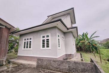 𝐑𝐮𝐦𝐚𝐡 𝐛𝐚𝐧𝐠𝐥𝐨 𝐬𝐚𝐭𝐮 𝐭𝐢𝐧𝐠𝐤𝐚𝐭 𝐝𝐢 𝐊𝐠 𝐏𝐚𝐝𝐚𝐧𝐠 𝐌𝐢𝐝𝐢𝐧, 𝐊𝐮𝐚𝐥𝐚 𝐓𝐞𝐫𝐞𝐧𝐠𝐠𝐚𝐧𝐮