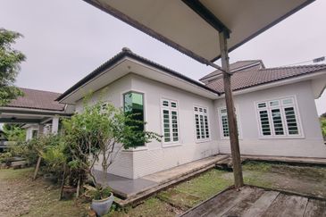 𝐑𝐮𝐦𝐚𝐡 𝐛𝐚𝐧𝐠𝐥𝐨 𝐬𝐚𝐭𝐮 𝐭𝐢𝐧𝐠𝐤𝐚𝐭 𝐝𝐢 𝐊𝐠 𝐏𝐚𝐝𝐚𝐧𝐠 𝐌𝐢𝐝𝐢𝐧, 𝐊𝐮𝐚𝐥𝐚 𝐓𝐞𝐫𝐞𝐧𝐠𝐠𝐚𝐧𝐮