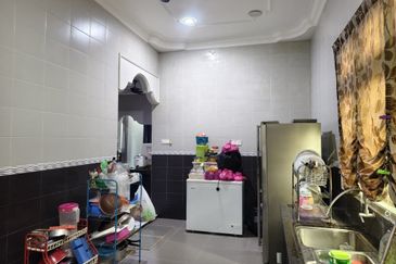 𝐑𝐮𝐦𝐚𝐡 𝐛𝐚𝐧𝐠𝐥𝐨 𝐬𝐚𝐭𝐮 𝐭𝐢𝐧𝐠𝐤𝐚𝐭 𝐝𝐢 𝐊𝐠 𝐏𝐚𝐝𝐚𝐧𝐠 𝐌𝐢𝐝𝐢𝐧, 𝐊𝐮𝐚𝐥𝐚 𝐓𝐞𝐫𝐞𝐧𝐠𝐠𝐚𝐧𝐮