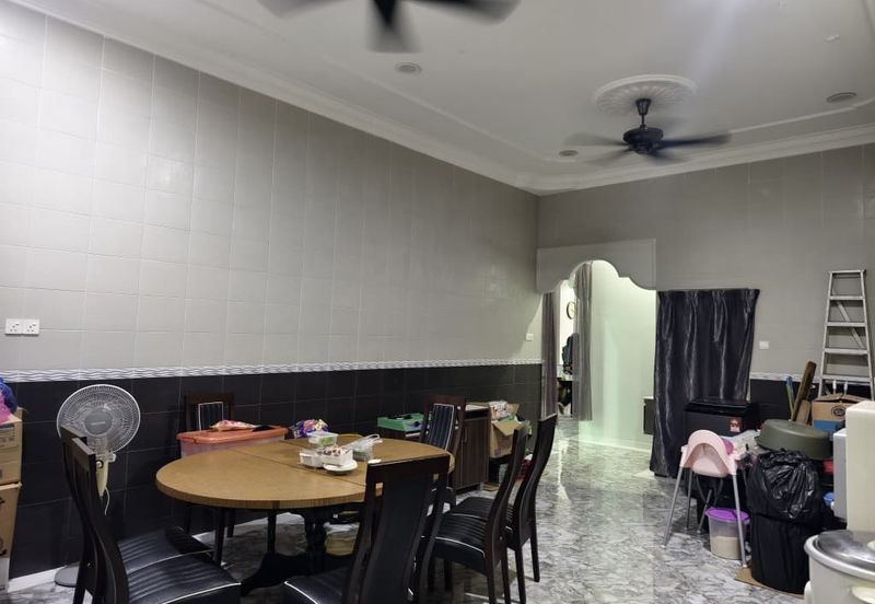 𝐑𝐮𝐦𝐚𝐡 𝐛𝐚𝐧𝐠𝐥𝐨 𝐬𝐚𝐭𝐮 𝐭𝐢𝐧𝐠𝐤𝐚𝐭 𝐝𝐢 𝐊𝐠 𝐏𝐚𝐝𝐚𝐧𝐠 𝐌𝐢𝐝𝐢𝐧, 𝐊𝐮𝐚𝐥𝐚 𝐓𝐞𝐫𝐞𝐧𝐠𝐠𝐚𝐧𝐮