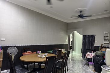 𝐑𝐮𝐦𝐚𝐡 𝐛𝐚𝐧𝐠𝐥𝐨 𝐬𝐚𝐭𝐮 𝐭𝐢𝐧𝐠𝐤𝐚𝐭 𝐝𝐢 𝐊𝐠 𝐏𝐚𝐝𝐚𝐧𝐠 𝐌𝐢𝐝𝐢𝐧, 𝐊𝐮𝐚𝐥𝐚 𝐓𝐞𝐫𝐞𝐧𝐠𝐠𝐚𝐧𝐮