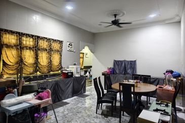 𝐑𝐮𝐦𝐚𝐡 𝐛𝐚𝐧𝐠𝐥𝐨 𝐬𝐚𝐭𝐮 𝐭𝐢𝐧𝐠𝐤𝐚𝐭 𝐝𝐢 𝐊𝐠 𝐏𝐚𝐝𝐚𝐧𝐠 𝐌𝐢𝐝𝐢𝐧, 𝐊𝐮𝐚𝐥𝐚 𝐓𝐞𝐫𝐞𝐧𝐠𝐠𝐚𝐧𝐮