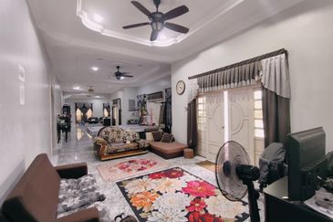 𝐑𝐮𝐦𝐚𝐡 𝐛𝐚𝐧𝐠𝐥𝐨 𝐬𝐚𝐭𝐮 𝐭𝐢𝐧𝐠𝐤𝐚𝐭 𝐝𝐢 𝐊𝐠 𝐏𝐚𝐝𝐚𝐧𝐠 𝐌𝐢𝐝𝐢𝐧, 𝐊𝐮𝐚𝐥𝐚 𝐓𝐞𝐫𝐞𝐧𝐠𝐠𝐚𝐧𝐮