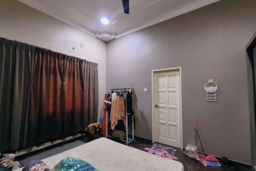 𝐑𝐮𝐦𝐚𝐡 𝐛𝐚𝐧𝐠𝐥𝐨 𝐬𝐚𝐭𝐮 𝐭𝐢𝐧𝐠𝐤𝐚𝐭 𝐝𝐢 𝐊𝐠 𝐏𝐚𝐝𝐚𝐧𝐠 𝐌𝐢𝐝𝐢𝐧, 𝐊𝐮𝐚𝐥𝐚 𝐓𝐞𝐫𝐞𝐧𝐠𝐠𝐚𝐧𝐮