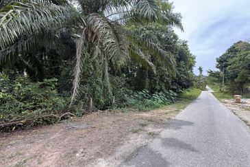 Tanah tepi Jalan syarat Bangunan 1361m²  di Kg. Kelulut, Marang, Terengganu