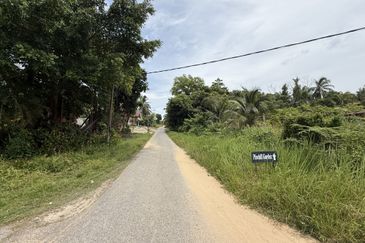 Tanah tepi Jalan syarat Bangunan 1361m²  di Kg. Kelulut, Marang, Terengganu