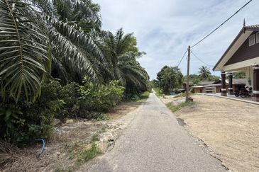 Tanah tepi Jalan syarat Bangunan 1361m²  di Kg. Kelulut, Marang, Terengganu